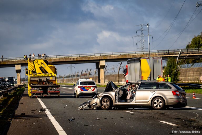 Automobilist omgekomen nadat hij met auto achterop vrachtwagen rijdt op A15