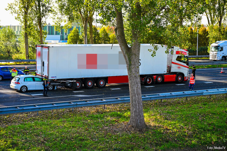 Auto rijdt achter onder vrachtwagen op A20: één gewonde