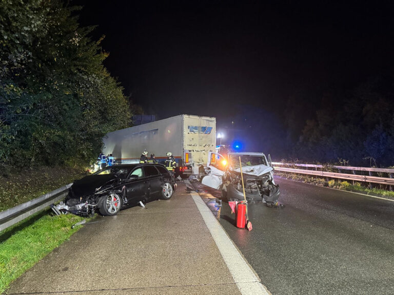 Vrachtwagen en vier personenauto’s betrokken bij ongeval op Duitse A43