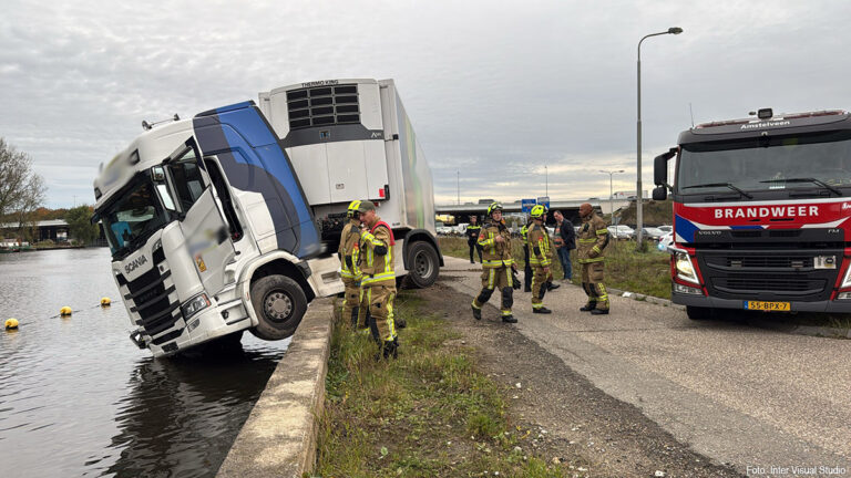 Vrachtwagen bungelt met cabine boven het water in Badhoevedorp [+foto’s]