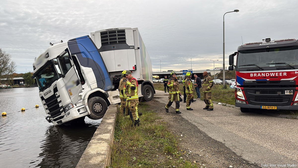 Vrachtwagen bungelt met cabine boven het water in Badhoevedorp [+foto’s]