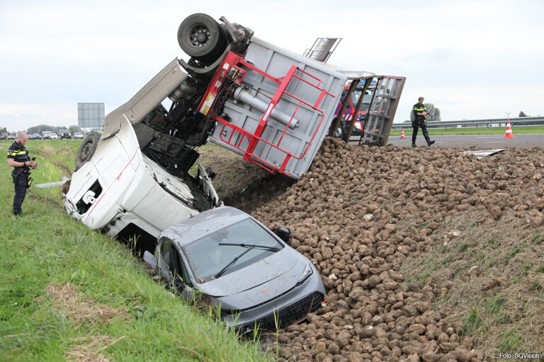 Vrachtwagen met suikerbieten van de weg op A59 bij Fijnaart