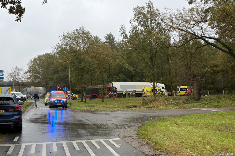 Twee zwaargewonden bij ernstig ongeluk tussen vrachtwagen en auto oprit A35, vrachtwagenchauffeur aangehouden
