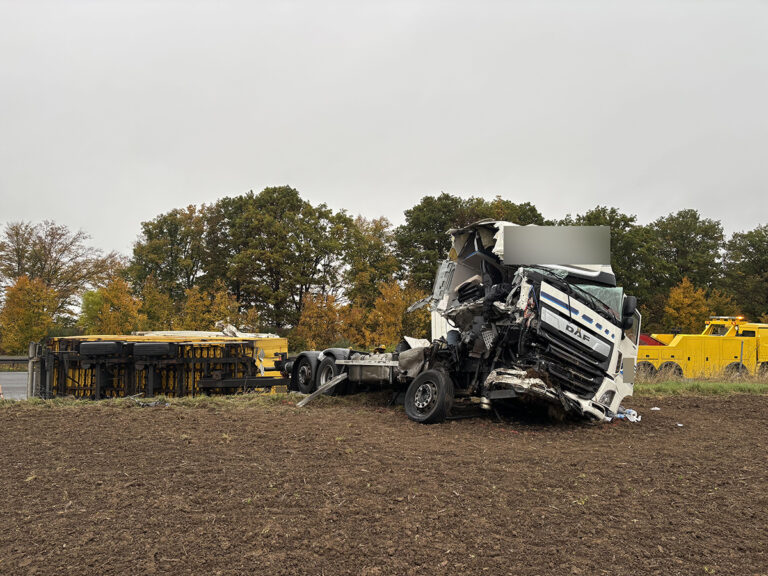 Aanrijding tussen twee vrachtwagens van pakketvervoerders op Duitse A4 zorgt voor urenlange afsluiting