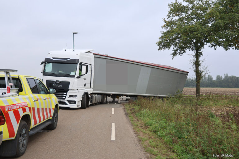 Vrachtwagen belandt deels in de sloot langs N264