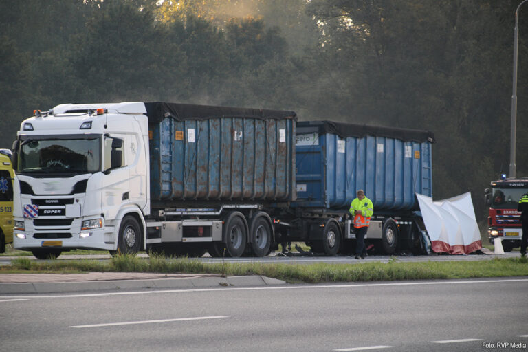 Automobilist om het leven gekomen nadat hij achterop vrachtwagen rijdt op N302 [+foto’s]