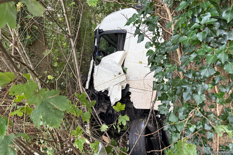Vrachtwagenongeval op N332 bij Laren – weg volledig afgesloten [+foto’s]