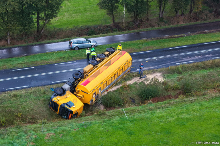 Vrachtwagen gekanteld in Oldeberkoop, chauffeur zwaargewond