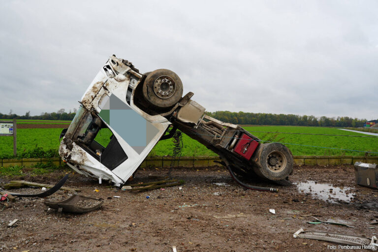 Vrachtwagen kantelt bovenop Lancaster Monument in Werkendam [+foto’s]