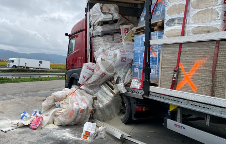 Politie opent trailer op Duitse A65: lading komt agenten tegemoet