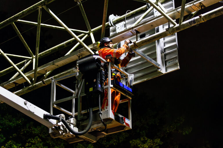 Rijkswaterstaat vervangt verkeerssignalering A1 tussen Muiderberg en Eemnes