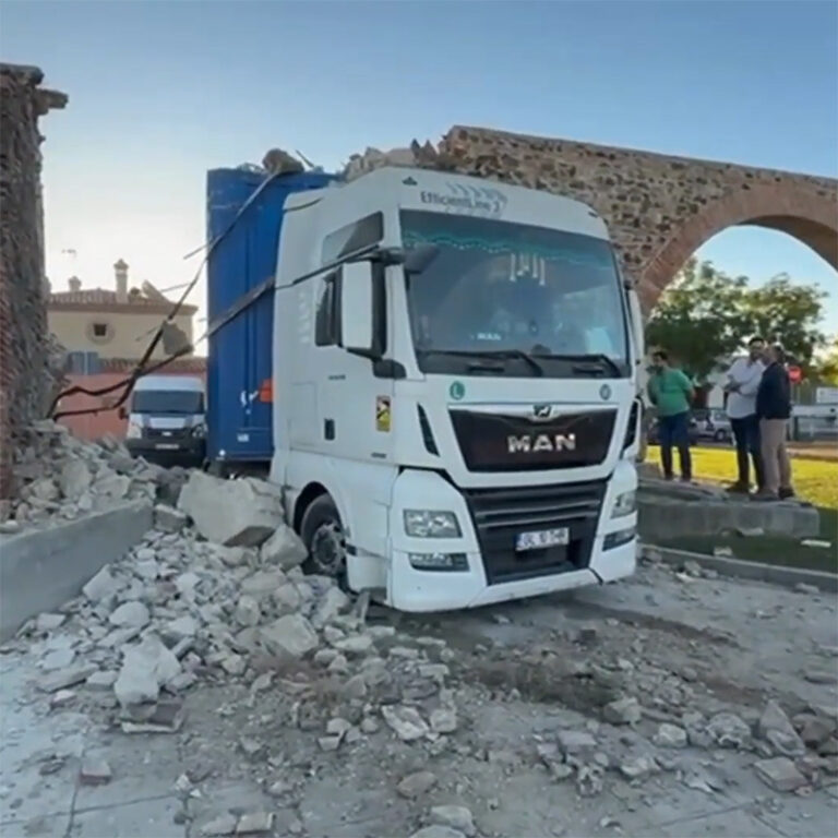Vrachtwagenchauffeur rijdt 240 jaar oud historisch monument in Spanje omver [+video]