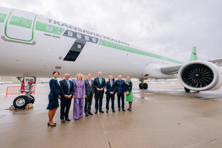 Transavia viert 60-jarig bestaan en geeft retro-Airbus de naam ‘John Block’