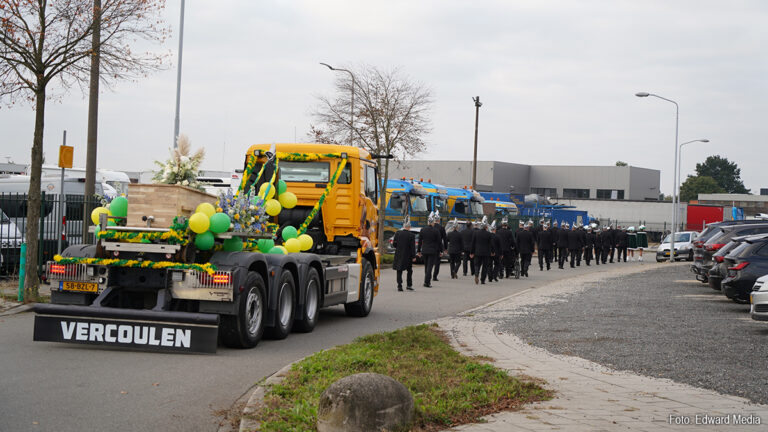 Indrukwekkend afscheid voor op A73 verongelukte vrachtwagenchauffeur [+foto’s]