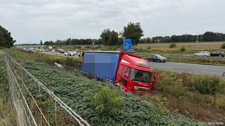 Vrachtwagen van de weg langs A2 bij Weert
