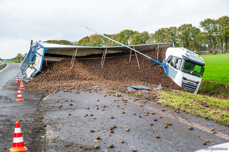 Vrachtwagen met aardappelen gekanteld op N381