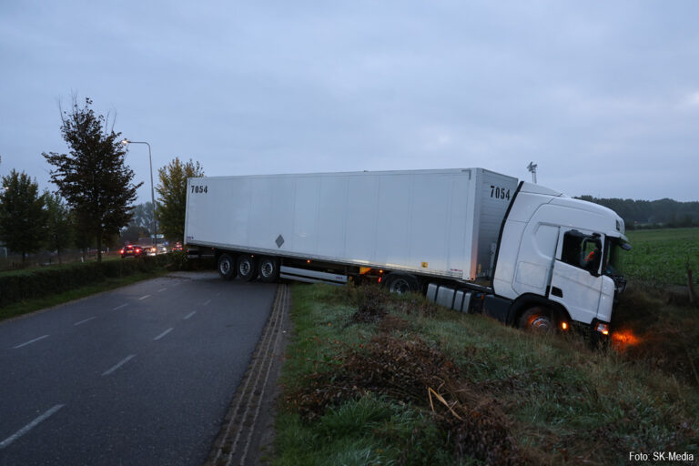 Vrachtwagenchauffeur onder invloed raakt van de N264