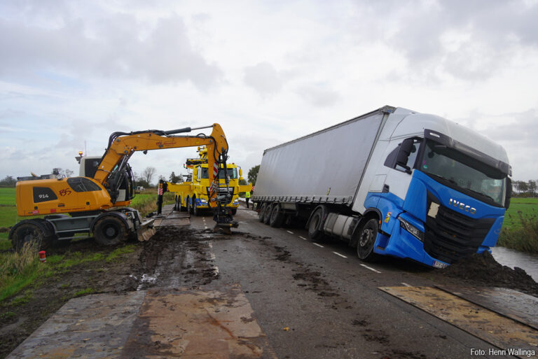 Vrachtwagen dreigt in sloot te kantelen op omleidingsroute na ongeval N377
