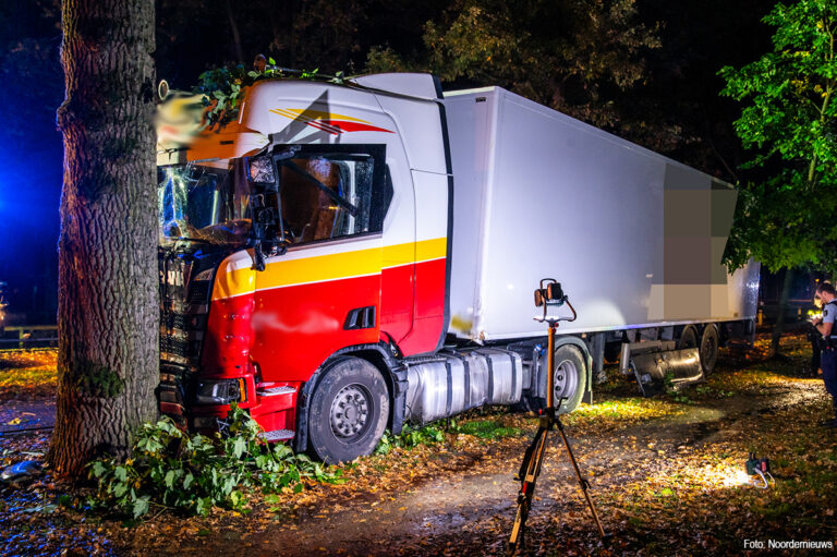 Vrachtwagen tegen boom gebotst in Diever