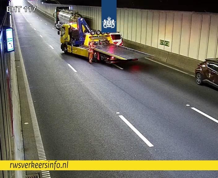 Heinenoordtunnel richting zuiden dicht na ongeval met vrachtwagen en meerdere auto’s. Heinenoordtunnel richting zuiden dicht na ongeval met vrachtwagen en meerdere auto’s.