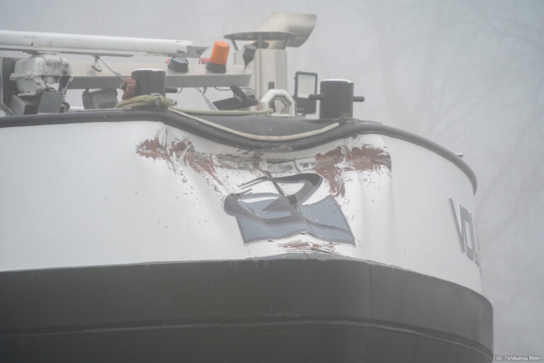 Brug bij Dorkwerd aangevaren door binnenvaartschip: dichte mist vermoedelijke oorzaak