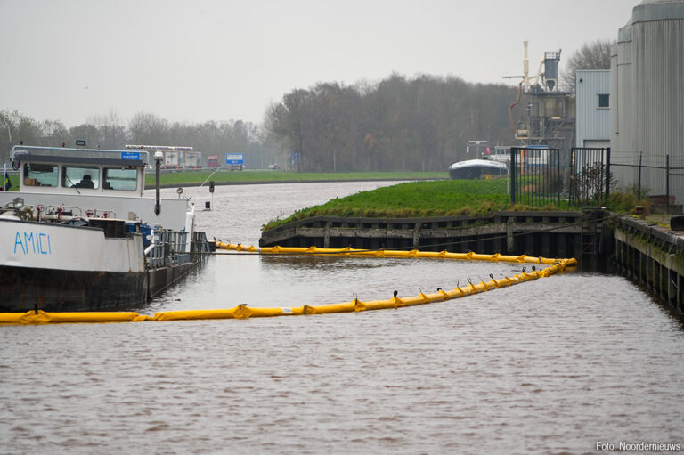 Binnenvaartschip Amici maakt water in Veendam: kanaal volledig gestremd