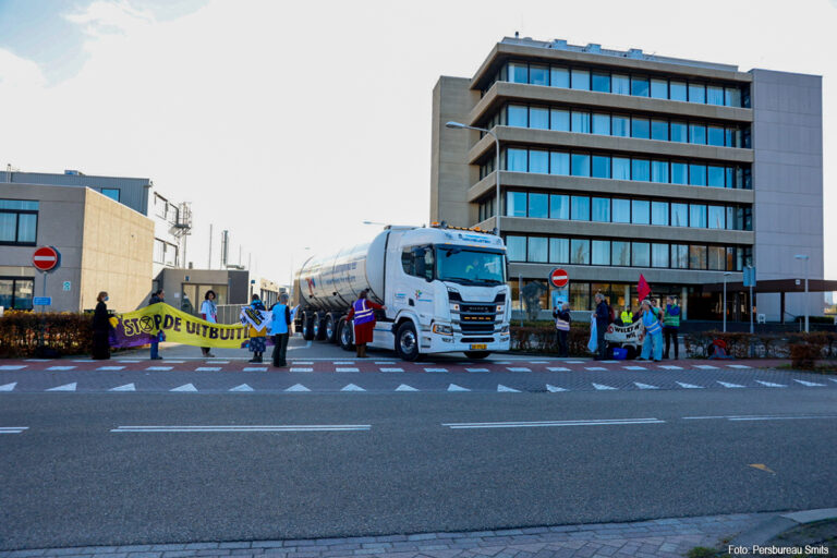 Extinction Rebellion blokkeert ingang FrieslandCampina in Veghel [+foto’s]