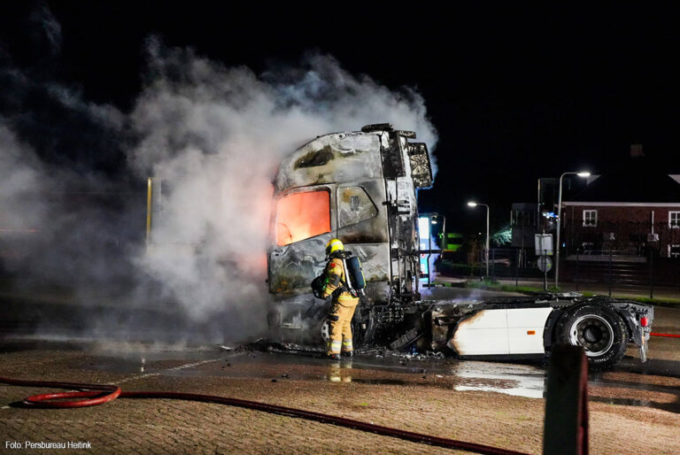 Opnieuw brand bij transportbedrijf in Heusden: vrachtwagentrekker volledig uitgebrand