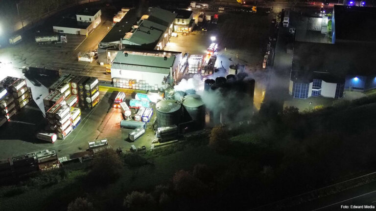 Grip 1: Grote brand bij tankcleaningbedrijf in Venlo [+video]