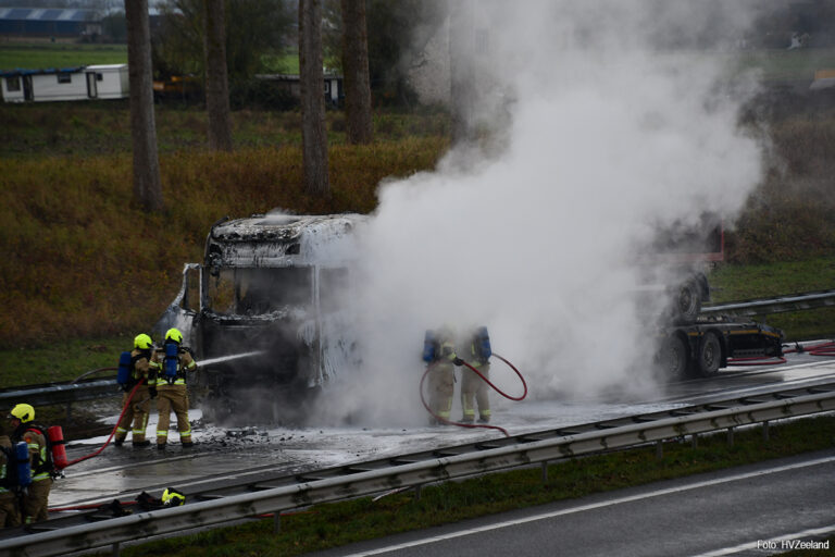 Vrachtwagen in brand op N61 bij Hoek