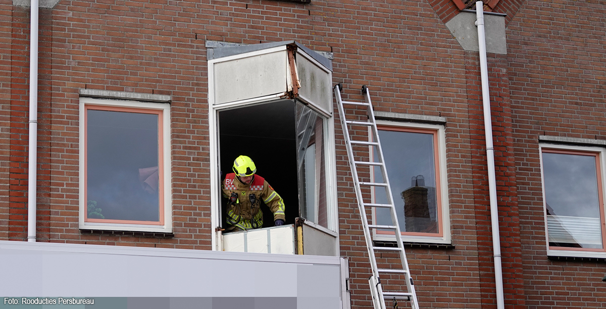 Vrachtwagen rijdt deel kozijn en raam van woning kapot in Den Oever