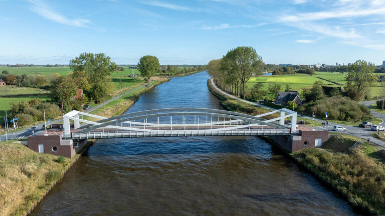 Dorkwerderbrug na aanvaring nog zeker tot 16 november dicht voor verkeer