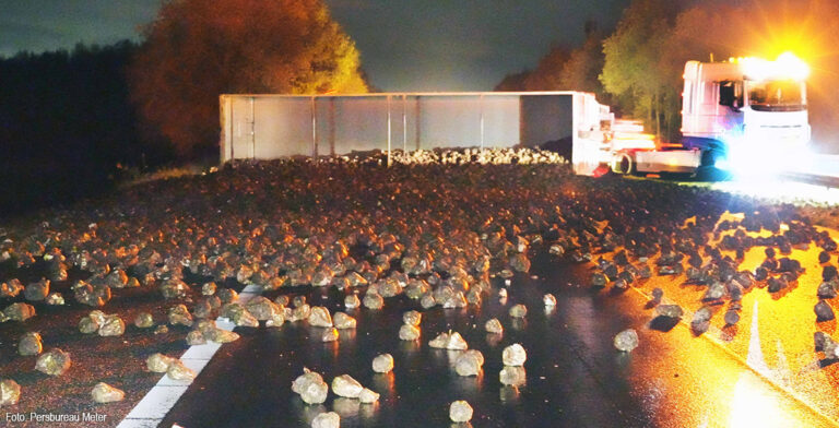 A28 tussen Hoogeveen en Groningen gesloten, weg vol suikerbieten