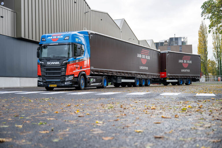 Jan de Rijk Logistics neemt eerste van zeven elektrische Scania’s met lage schotelhoogte in gebruik