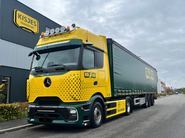 Eerste volledig elektrische Mercedes-Benz Actros e600 voor Kisjes Transport in Apeldoorn