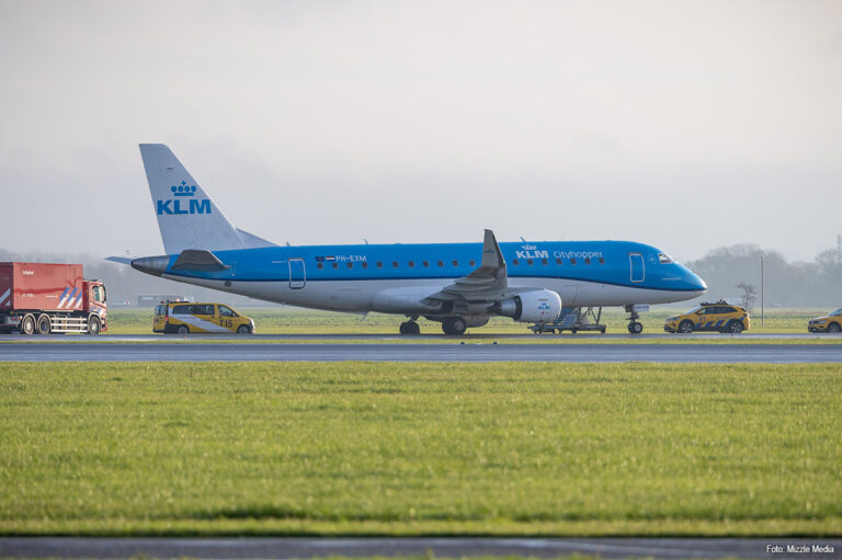KLM Cityhopper-toestel met klapband op taxibaan: Polderbaan tijdelijk gesloten