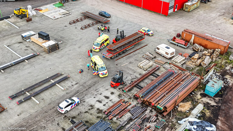 Persoon om het leven gekomen bij ongeval tijdens lossen zware buizen in Klazienaveen