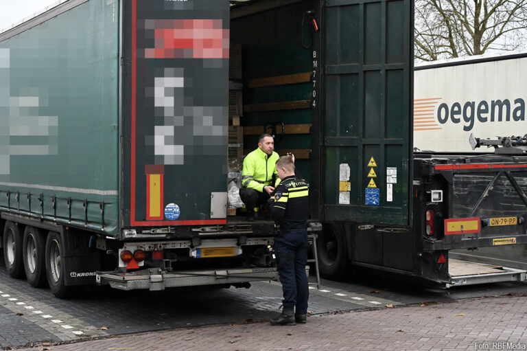 Ladingsdiefstal uit vrachtwagen aan Montageweg in Nieuwegein [+foto’s]