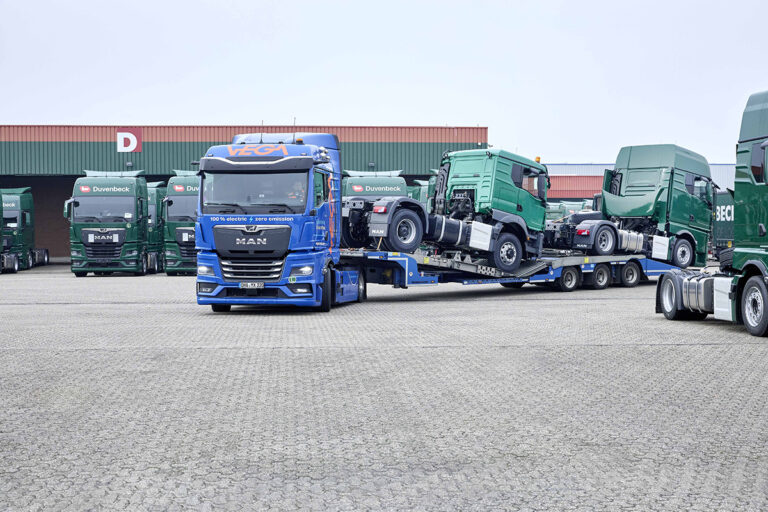 MAN zet grote stap richting CO₂-vrije voertuiglogistiek: nieuwe trucks voortaan per trein én volledig elektrisch geleverd