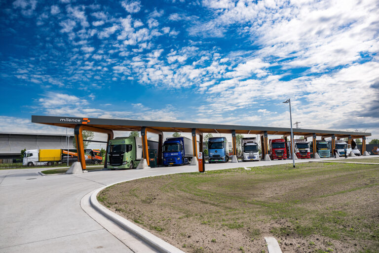 Milence introduceert landspecifieke laadtarieven en breidt netwerk uit naar 30 laadhubs