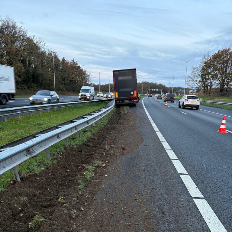 A1 bij knooppunt Buren dicht na ongeval met vrachtwagen