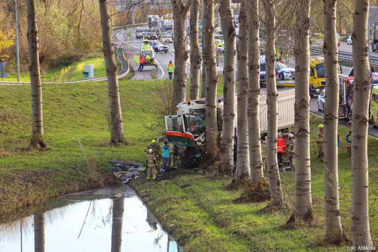 Chauffeur zwaargewond na botsing tegen boom op Ringweg-Noord Amsterdam [+foto’s]