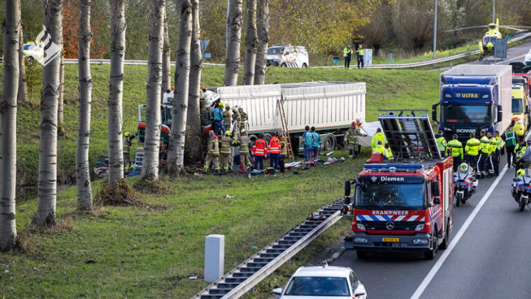 64-jarige vrachtwagenchauffeur overleden na ernstig ongeval op A10 bij Amsterdam