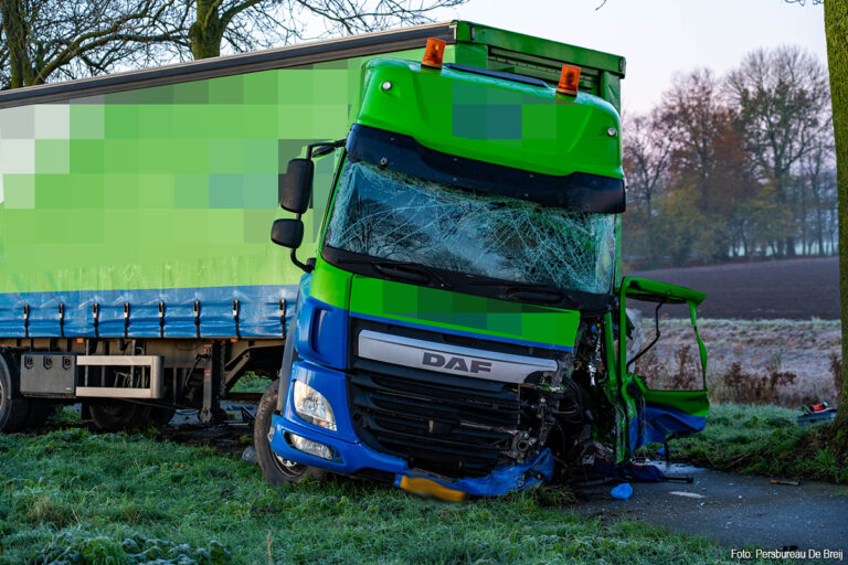 Bestelbus botst frontaal op vrachtwagen op Rietweg bij Dronten: bestuurder zwaargewond [+foto’s]