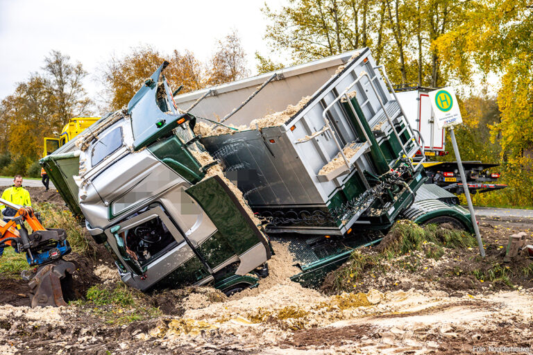Nederlandse vrachtwagen van de weg en in greppel geraakt op Duitse B403