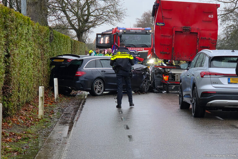 Auto botst op geparkeerde vrachtwagen aanhanger