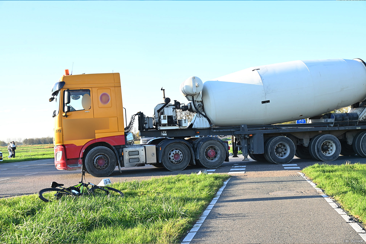 Fietsster gewond na aanrijding met vrachtwagen in Etten-Leur
