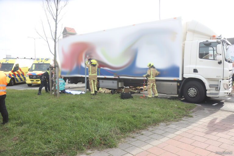 Fietser bekneld onder vrachtwagen na ongeval op rotonde N211
