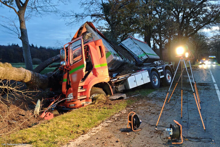 Vrachtwagen botst tegen bomen op N821