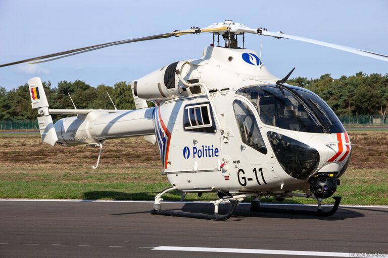 Helikopter ondersteunt politie bij strenge controle op inhaalverbod vrachtwagens op Belgische E314